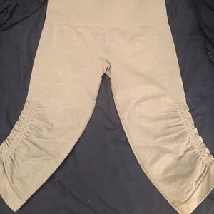 Lululemon Gray Cropped Legging sz 8